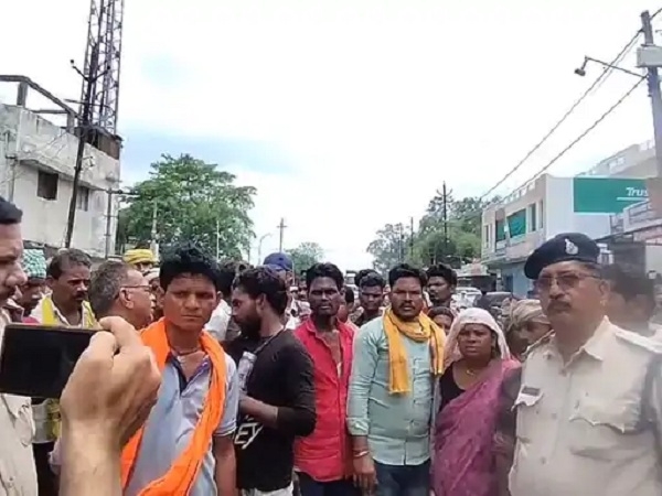 आरोपी की गिरफ्तारी की मांग को लेकर ग्रामीणों का प्रदर्शन