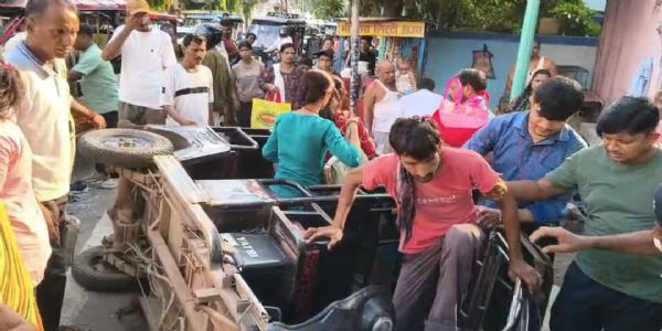 दो ई-रिक्शा के बीच आमने-सामने की टक्कर, आधा दर्जन से अधिक यात्री घायल