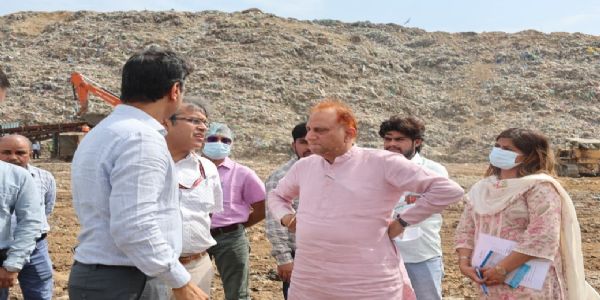 महापौर ने की ओखला लैंडफिल पर बायो-रिमेडिएशन कार्य की समीक्षा