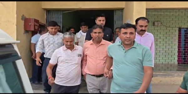 बुलंदशहर: सब्जी मंडी सचिव एक लाख की रिश्वत लेते गिरफ्तार