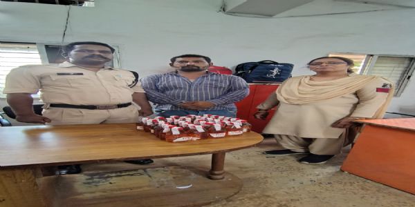 अवैध शराब बेचते हुए एक युवक रंगे हाथ गिरफ्तार