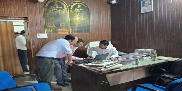 निर्मली अंचल कार्यालय का डीएम ने किया औचक निरीक्षण