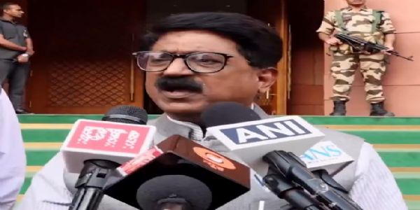 छह सांसदों के अलग होने के मुद्दे पर शिवसेना उद्धव गुट के नेता लोकसभा अध्यक्ष से मिले