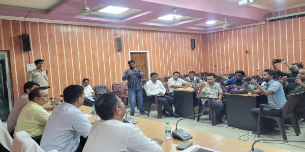 रिश्वत लेते वीडियो वायरल होने पर राजस्व कर्मचारी निलंबित, जांच के लिए तीन-सदस्यीय समिति गठित