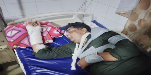 मीडियाकर्मी हादसे में घायल, बाइक को टक्कर मार फरार हुआ कार चालक
