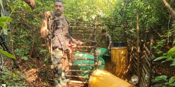 सारंडा के टाटिबा जंगल में पुलिस ने ध्वस्त की तीन अवैध शराब भट्ठियां