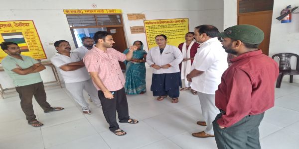 जिलाधिकारी ने सीएचसी तरकुलवा का किया निरीक्षण, कई कर्मचारी मिले गैरहाजिर