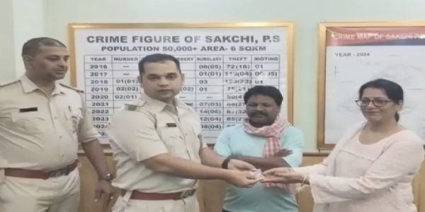 खाेया हुआ साेने का गहना सब्जी विक्रेता ने लौटाया, डाॅक्टर आरती का खिल उठा चेहर