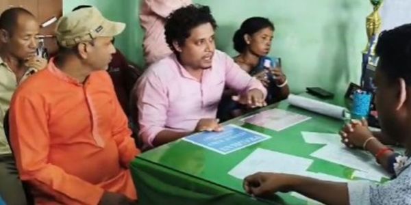 नक्सलबाड़ी ग्राम पंचायत में भ्रष्टाचार के आरोप, पंचायत प्रधान का घेराव कर प्रदर्शन