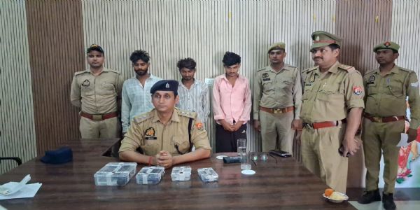 अश्लील वीडियो बनाकर रंगदारी वसूलने वाले तीन आरोपित गिरफ्तार, एक फरार