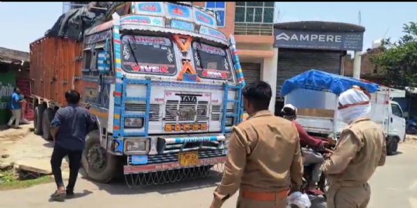 नकली कोल्ड ड्रिंक से भरा ट्रक पकड़ा गया
