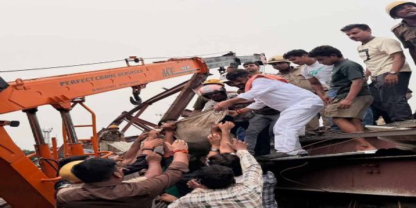 कोलकाता के तारातला में निर्माणाधीन गोदाम की छत ढहने से कई मजदूर मलबे में दबे, सेना भी बचाव कार्य में जुटी