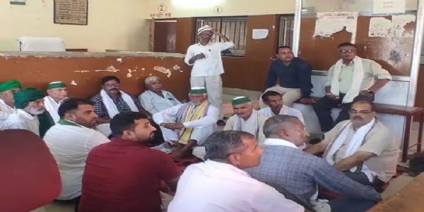 स्टाम्प विक्रेताओं, दस्तावेज लेखकों और अधिवक्ताओं की हड़ताल से कामकाज ठप