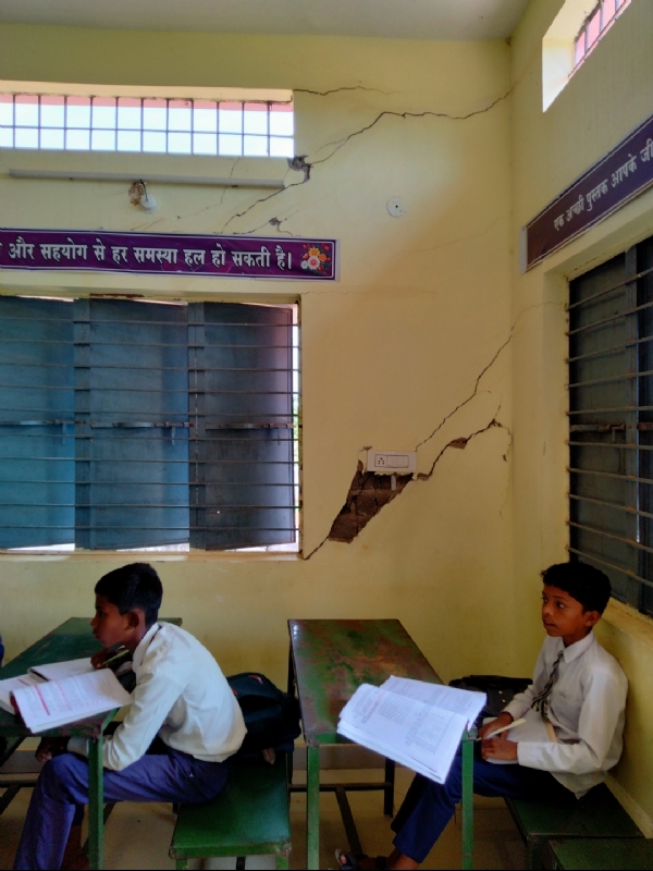 स्कूल भवन की दीवारों में आ गई दरारें।