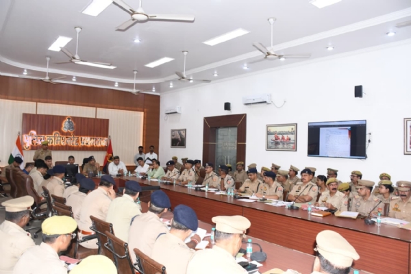 प्रयागराज पुलिस लाइन में हुई समीक्षा बैठक का छाया चित्र