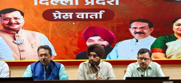 दिल्ली भाजपा अध्यक्ष हर्ष मल्होत्रा एवं यमुनापार विकास बोर्ड के चेयरमैन अरविंदर सिंह लवली बुधवार को संयुक्त प्रेस कॉन्फ्रेंस  करते हुए