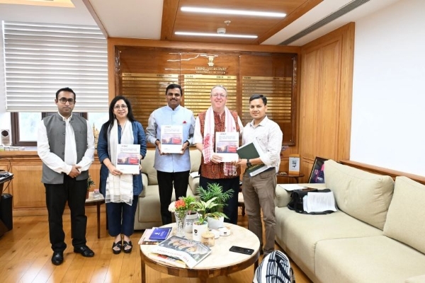 असम के मुख्य सचिव रवि कोटा एवं ब्रिटिश डिप्टी हाई कमिश्नर एंड्रयू फ्लेमिंग