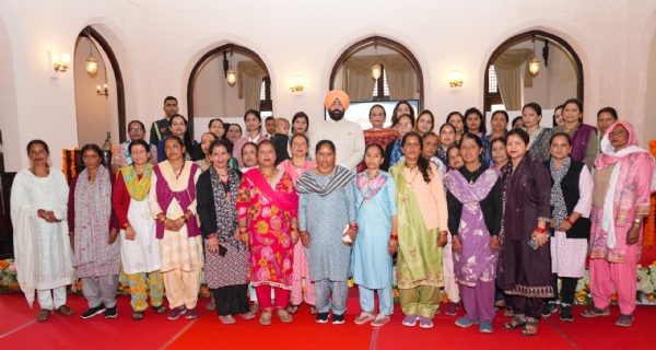 नैनीताल लोकभवन के कर्मियों के परिवारों से मिलते राज्यपाल।