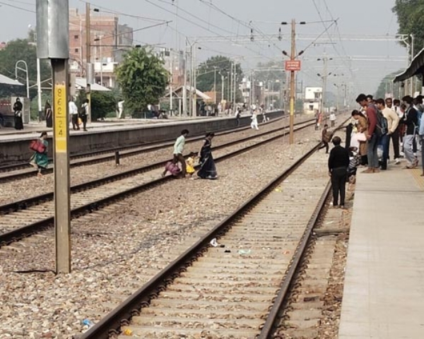 रेलवे ट्रैक पार