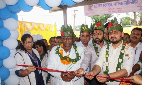 केंद्र का उद्घाटन करते टुंडी विधायक, डीसी एवं डीडीसी