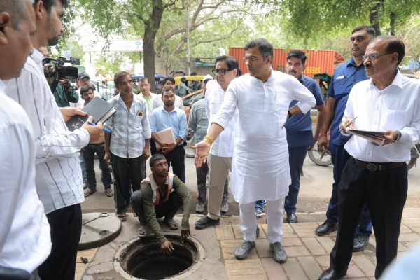 दिल्ली के लोक निर्माण विभाग के मंत्री प्रवेश साहिब सिंह बुधवार को मोती नगर में गाद निकालने (डीसिल्टिंग) के काम का निरीक्षण करते हुए