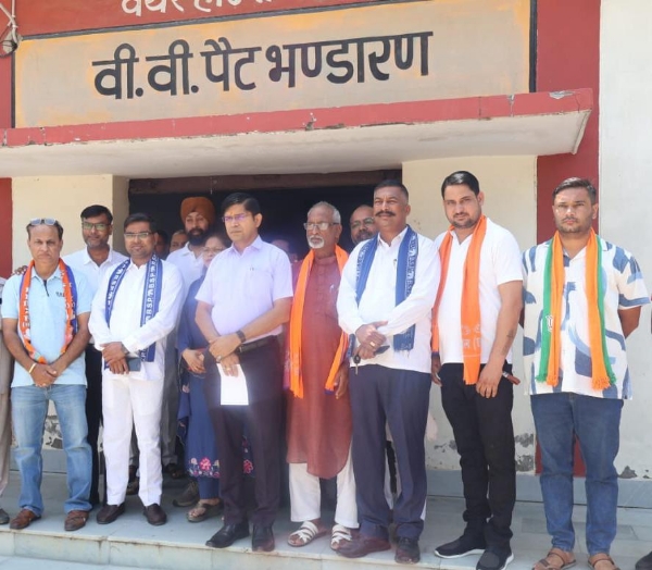 जिलाधिकारी ने एडीएम प्रशासन व राजनीतिक दलों के प्रतिनिधियों के साथ किया ईवीएम वेयरहाउस का निरीक्षण