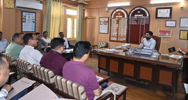 बैठक में चर्चा करते हुए एडीसी।