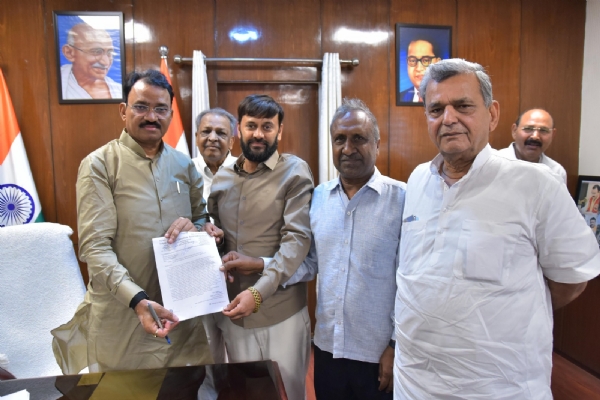 वीएलटीडी और परमिट समस्याओं को लेकर परिवहन मंत्री से मिले ट्रांसपोर्ट ऑपरेटर्स