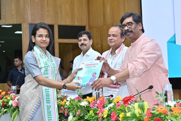 मुख्यमंत्री अभ्यर्थियों को नियुक्ति पत्र  देते हुए