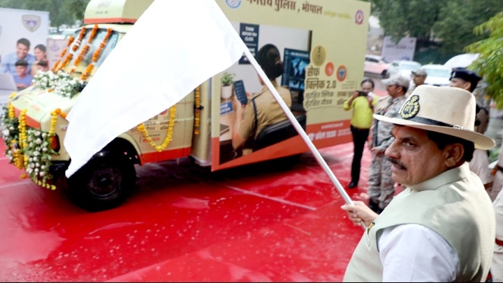 सेफ क्लिक 2.0'' अभियान के जागरूकता रथ को फ्लैग आफ करते मुख्यमंत्री सेफ क्लिक 2.0'' अभियान के जागरूकता रथ को फ्लैग आफ करते मुख्यमंत्री