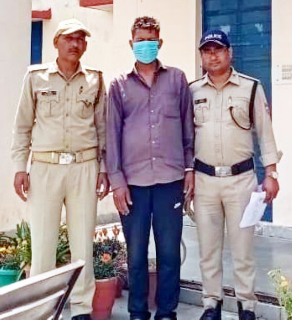 पुलिस की गिरफ्त में आरोपित।