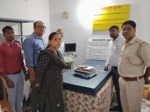 केंद्र को सील करती जिला प्रशासन की टीम सहित अन्य