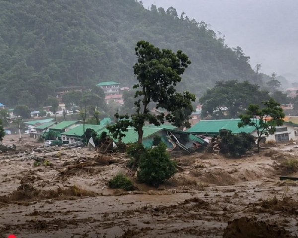 अरुणाचल प्रदेशः 23 एवं 24 जून की मध्य रात्रि से हो रही भारी बरसात के बाद आई बाढ़ में क्षतिग्रस्त केयी पान्योर ज़िले के पोसा स्थित नॉर्थ ईस्टर्न इलेक्ट्रिक पावर कॉर्पोरेशन लिमिटेड (निपको) कॉलोनी का दृश्य।