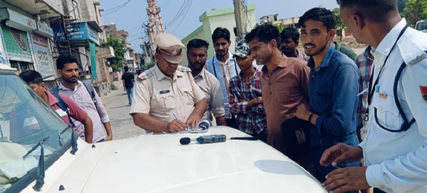 यातायात नियमों की धज्जियां उड़ाने वालों पर पुलिस का वज्रपात