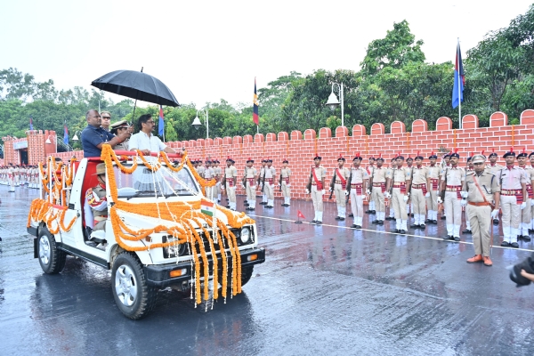 परेड का निरीक्षण करते