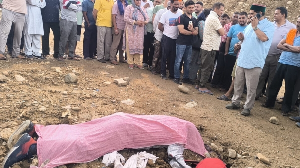 घटनास्थल पर मौजूद विधायक केवल पठानिया और अन्य लोग।