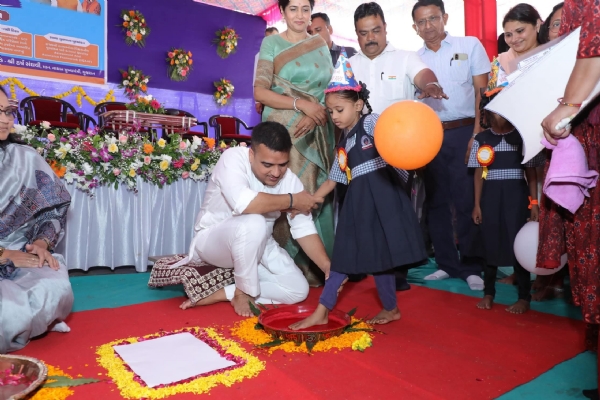 उपमुख्यमंत्री हर्ष संघवी ने बच्चों का किया स्वागत
