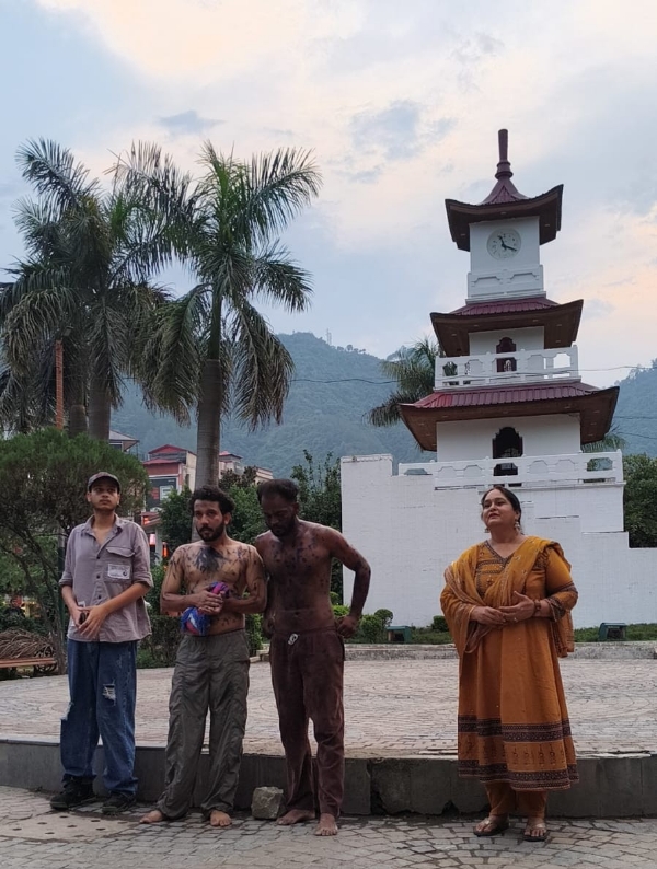 रंगमंचीय प्रस्तुति के पश्चात दर्शकों से संवाद करते हुए,