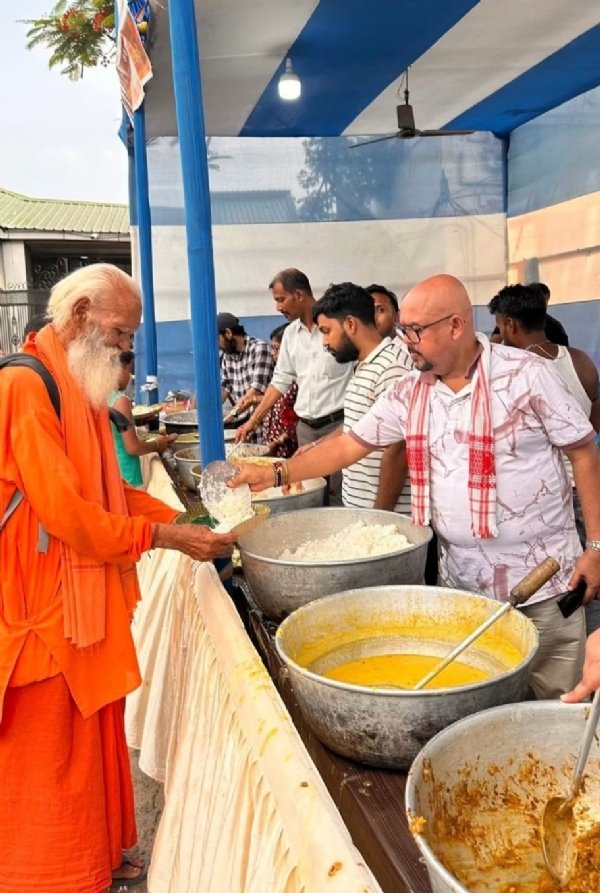 अंबुबासी मेले के दौरान पूसीरे के तत्वावधान में भोजन वितरण किए जाने की तस्वीर।