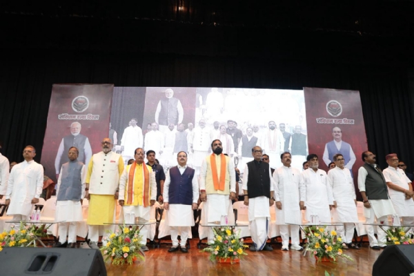 मंच पर उपस्थित केन्द्रीय मंत्री, मुख्यमंत्री और अन्य