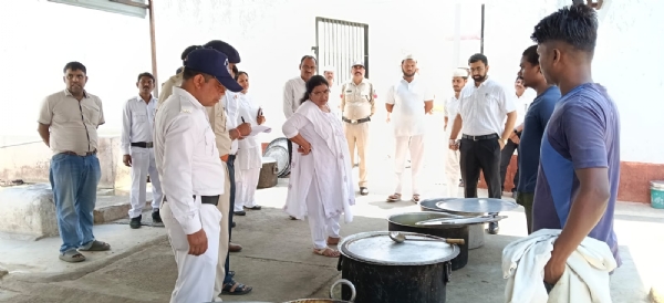 जेल में भाेजन का व्य्वस्था जायजा लेती प्रधान जिला एवं सत्र न्यायाधीश