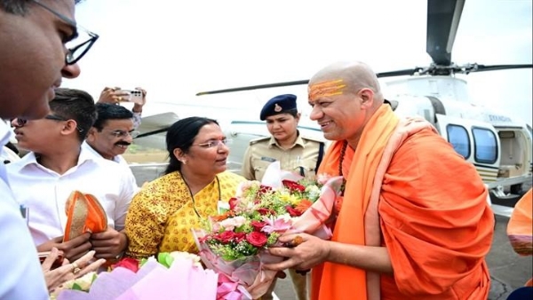 महामंडलेश्वर कैलाशानंद गिरि महाराज का स्वागत करते हुए केन्द्रीय मंत्री सावित्री ठाकुर
