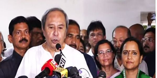 मीडिया से बातचीत  करते हुए नवीन पटनायक