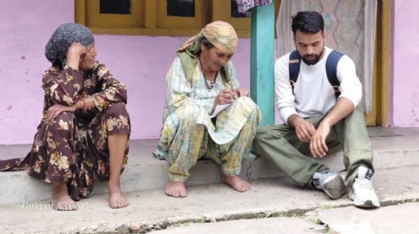 घर-घर जाकर लोगों से हस्ताक्षर करवाते छात्र।