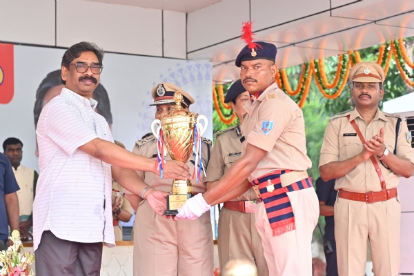 मुख्यमंत्री पुलिसकर्मियों को पुरस्कृत करते हुए