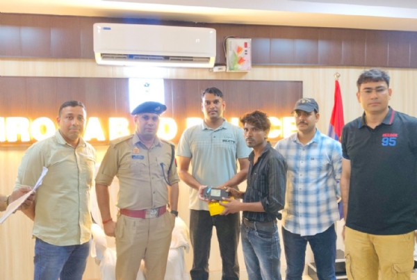 मोबाइल लौटाती पुलिस