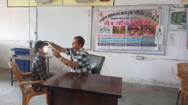 जांच करते डॉक्टर।