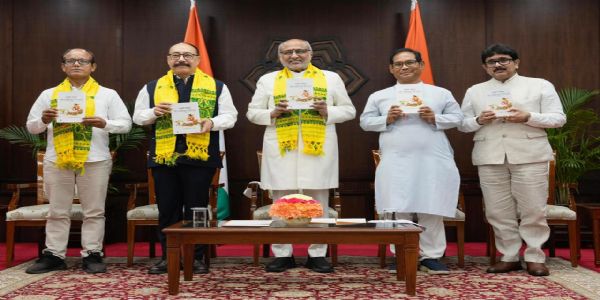 इस मौके पर  राज्यसभा सांसद हर्षवर्धन श्रृंगला, कूच बिहार पंचानन बर्मा यूनिवर्सिटी के पूर्व वाइस-चांसलर प्रो. (डॉ.) निखिल चंद्र रे, और प्रकाशक, कथा-ओ-कहानी के  देबराज पात्रा शामिल थे।