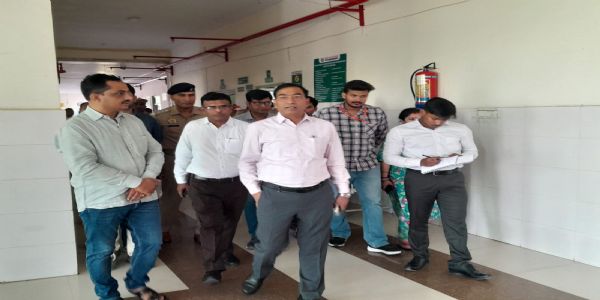 डीएम ने श्री गुलाब सिंह चिकित्सालय का किया निरीक्षण, स्वास्थ्य सुविधाएं बेहतर करने के दिए निर्देश