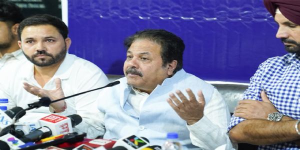 कांग्रेस पेपर लीक के लिए शिक्षा मंत्री से की इस्तीफे की मांग